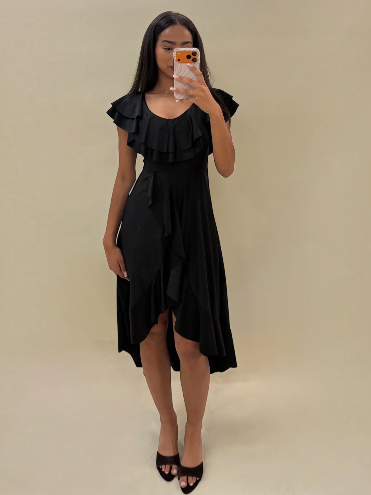 Juoda elegantiška suknelė