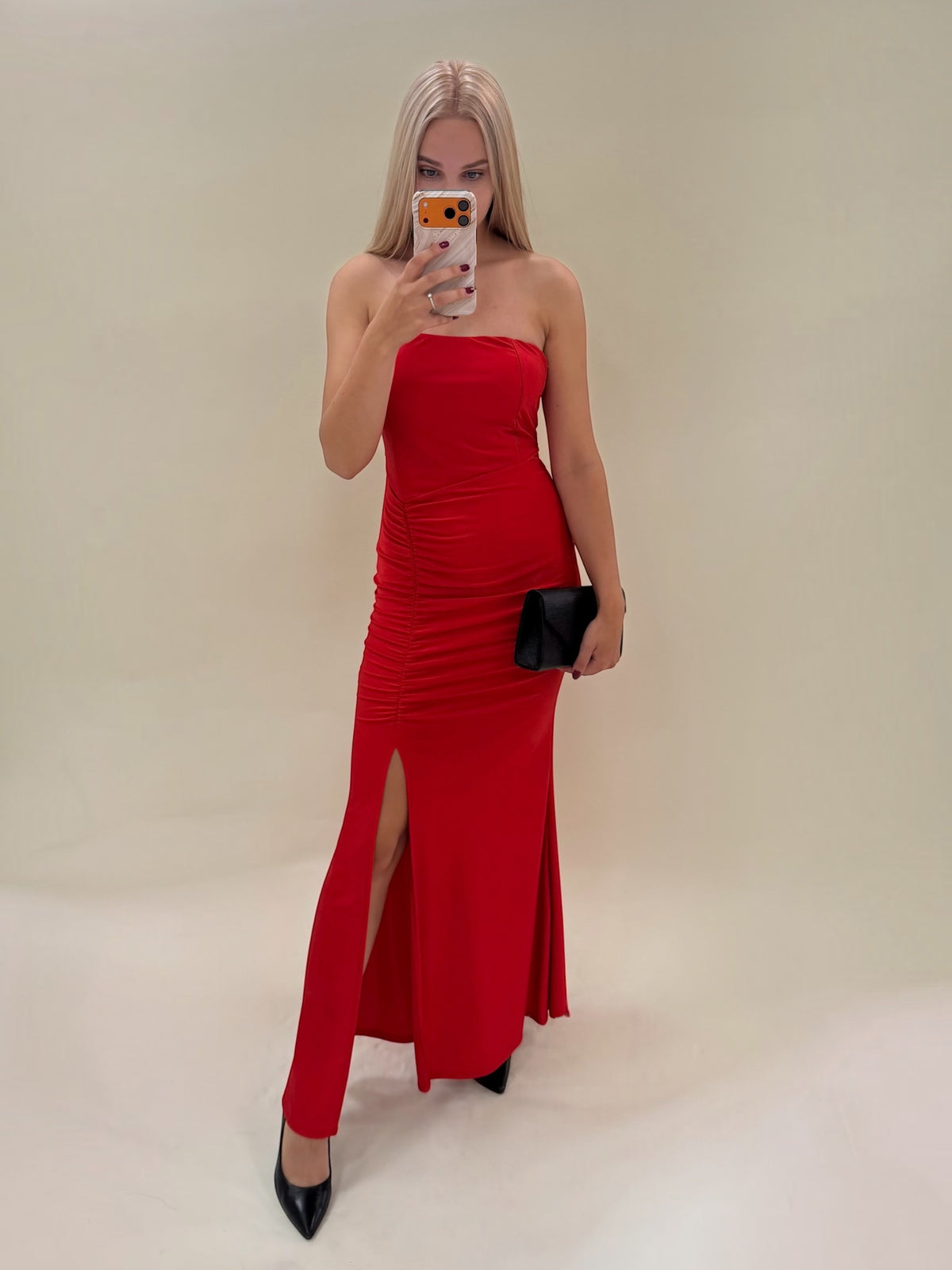 Raudona puošni suknelė