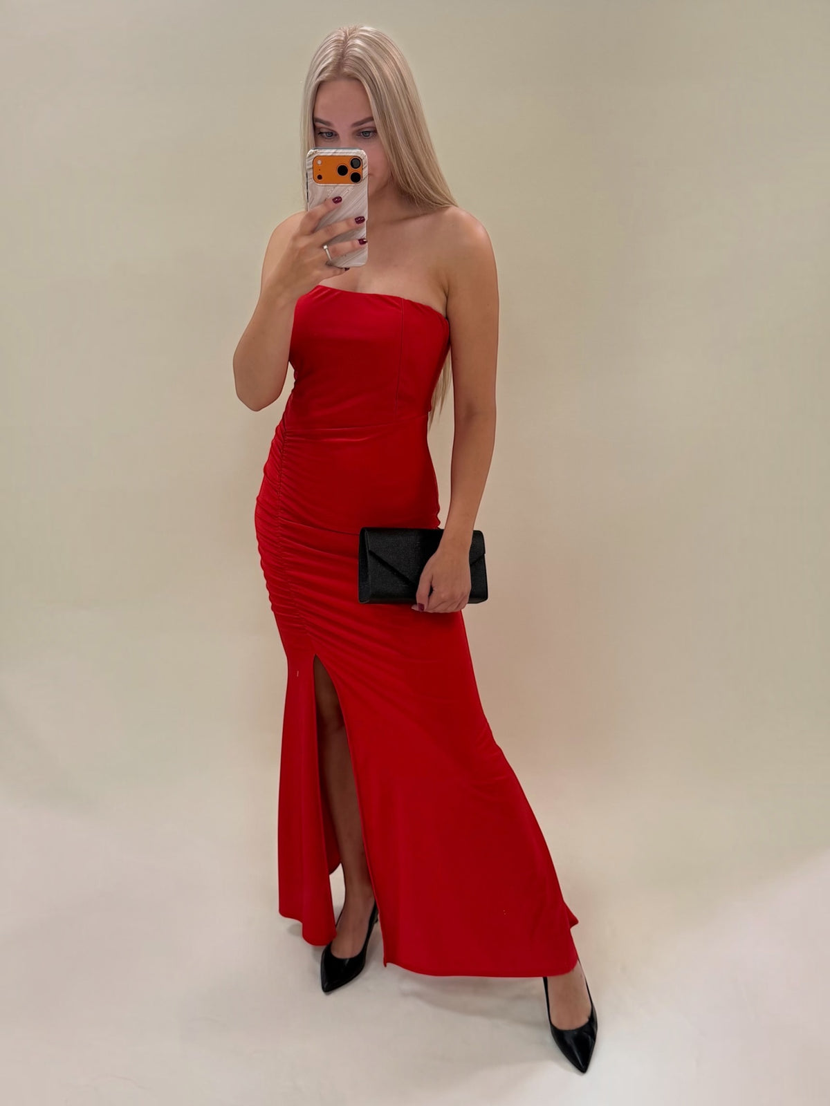 Raudona puošni suknelė