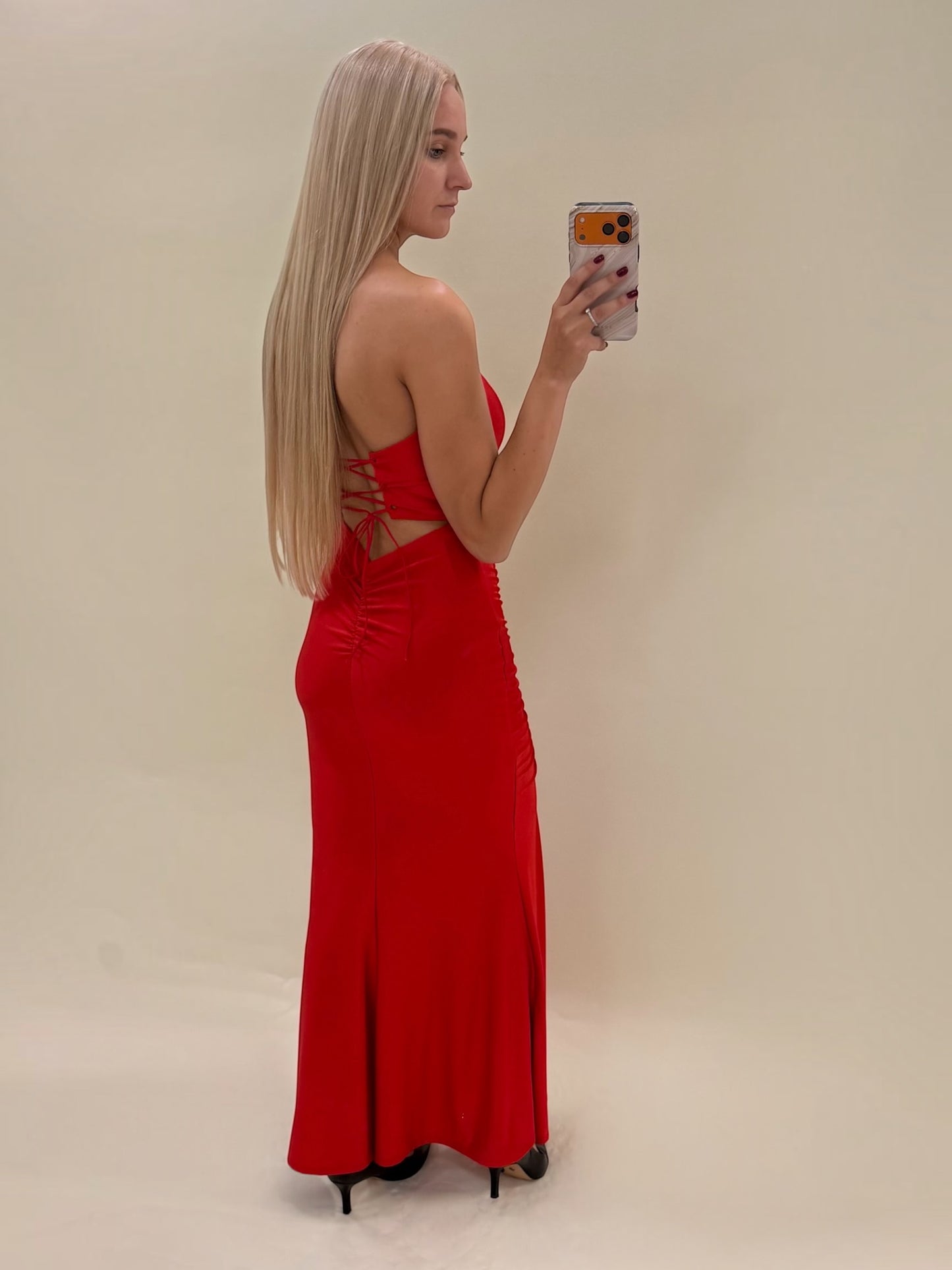 Raudona puošni suknelė