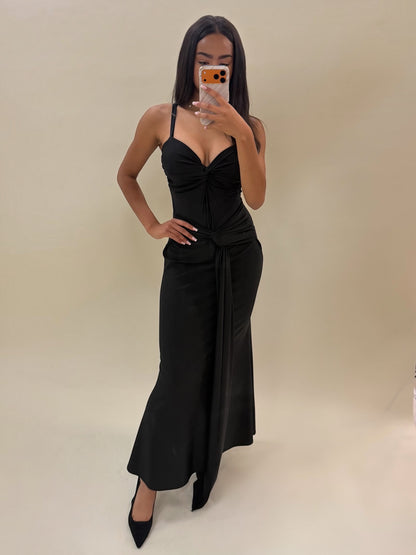Juoda proginė suknelė