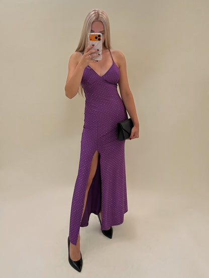 Violetinės spalvos blizgi suknelė