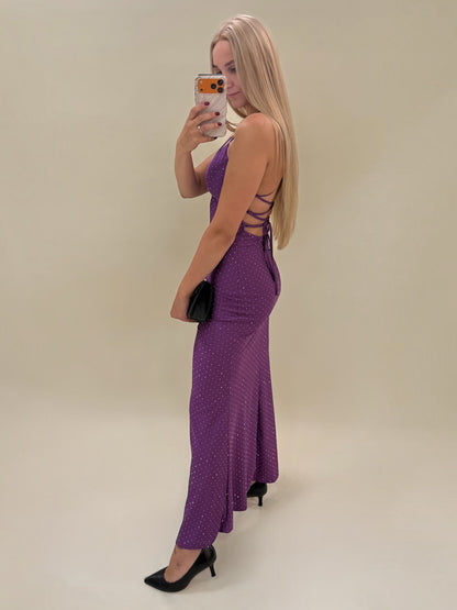 Violetinės spalvos blizgi suknelė