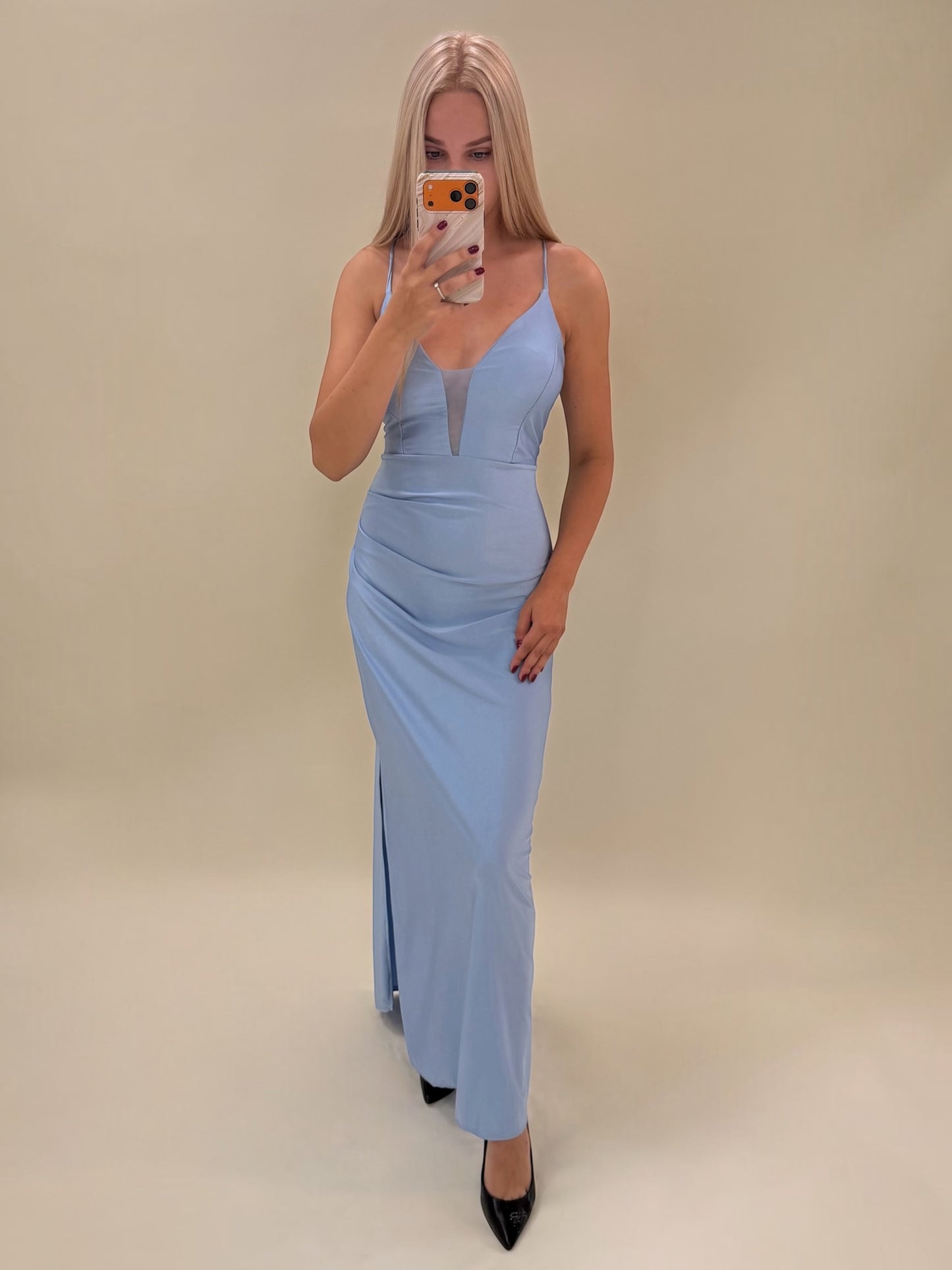 Šviesiai mėlyna elegantiška suknelė