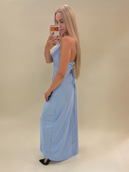 Šviesiai mėlyna elegantiška suknelė