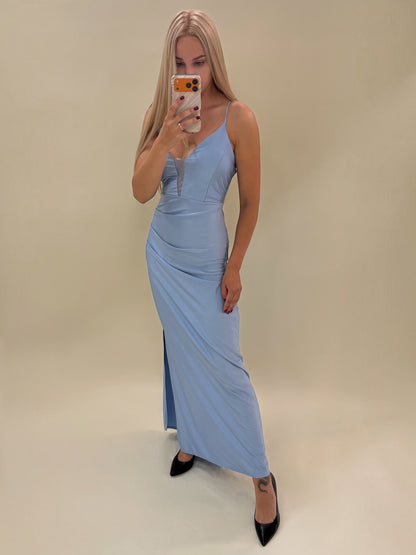 Šviesiai mėlyna elegantiška suknelė