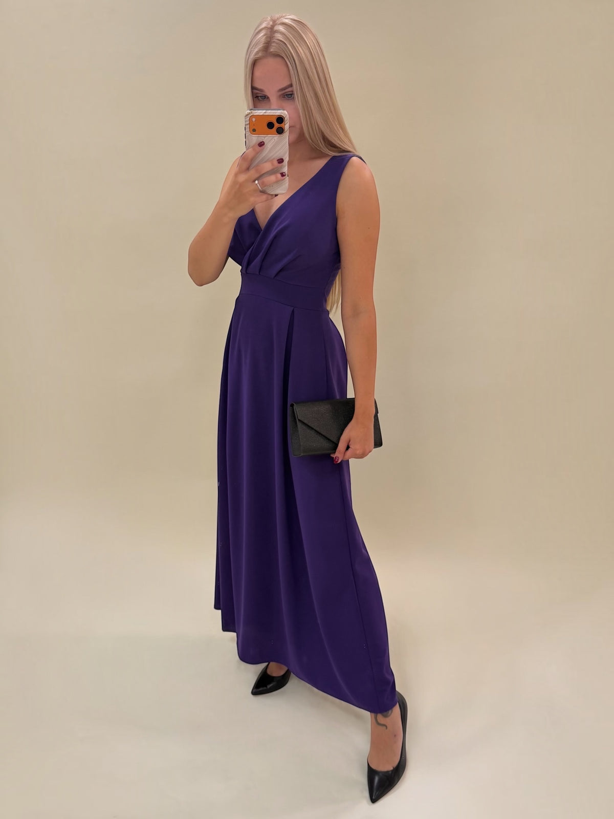 Elegantiška violetinės spalvos suknelė