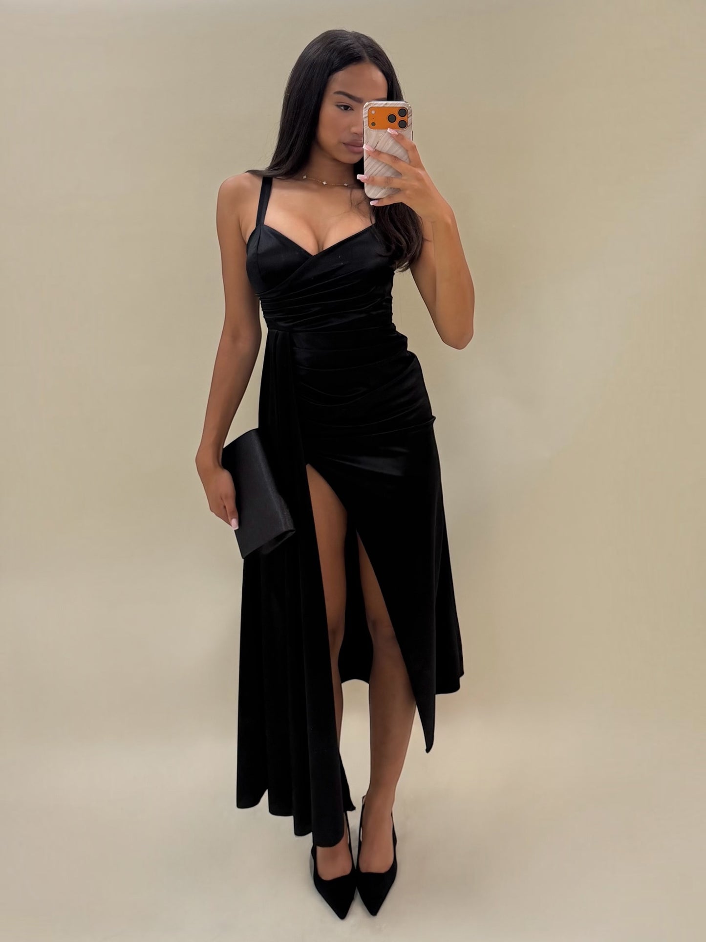 Elegantiška juoda satino efekto maxi suknelė