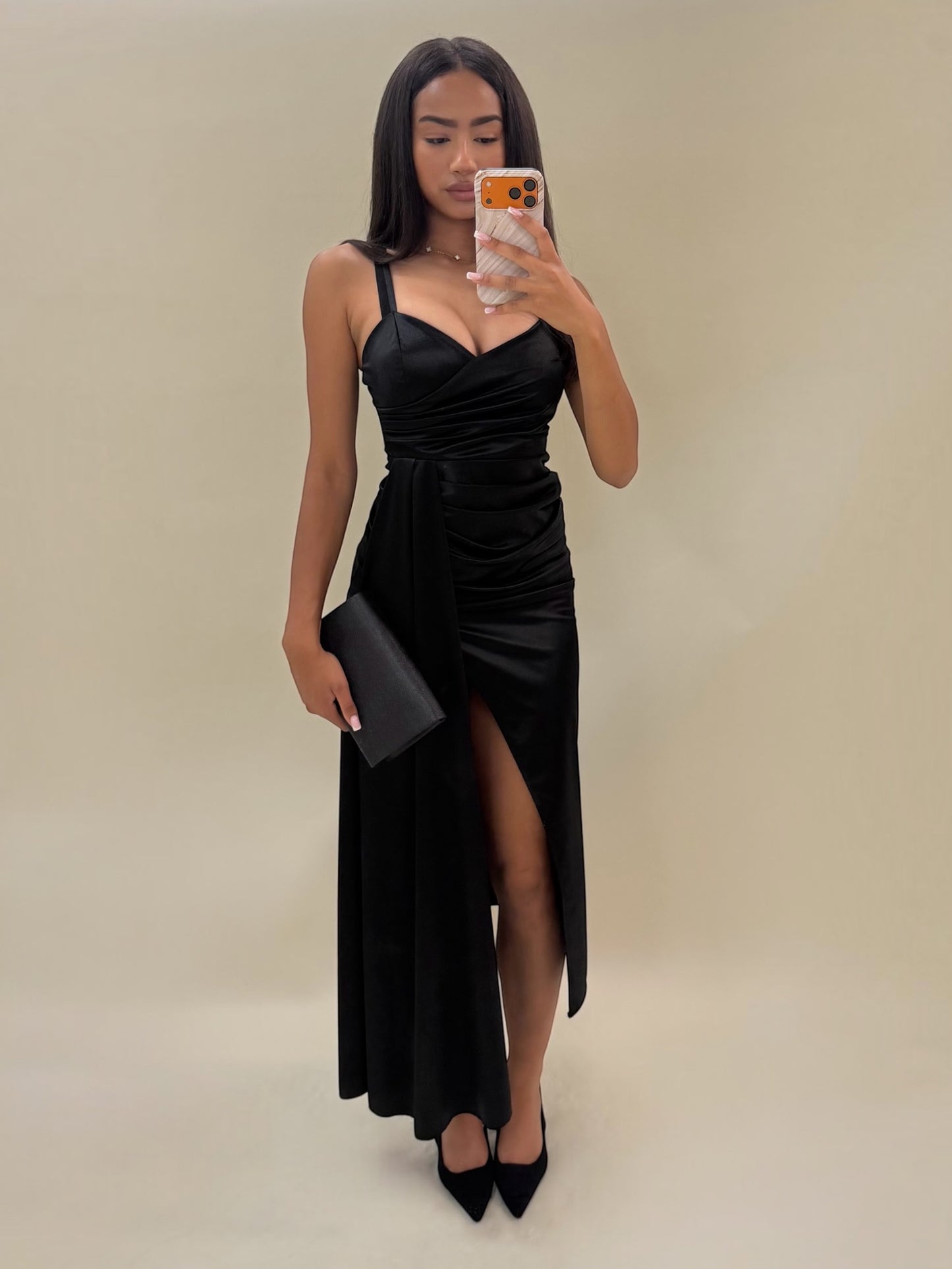 Elegantiška juoda satino efekto maxi suknelė