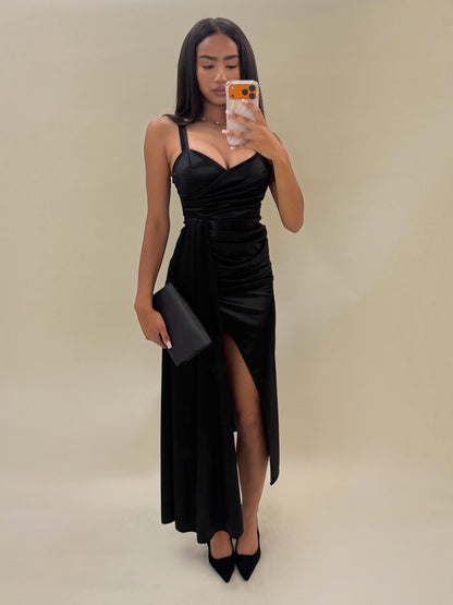 Elegantiška juoda satino efekto maxi suknelė