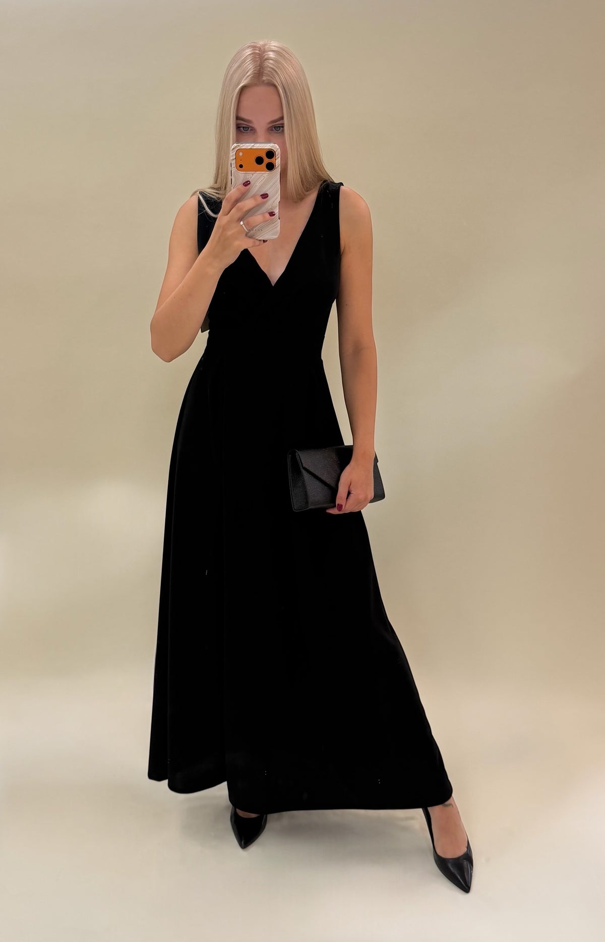 Elegantiška juodos spalvos suknelė