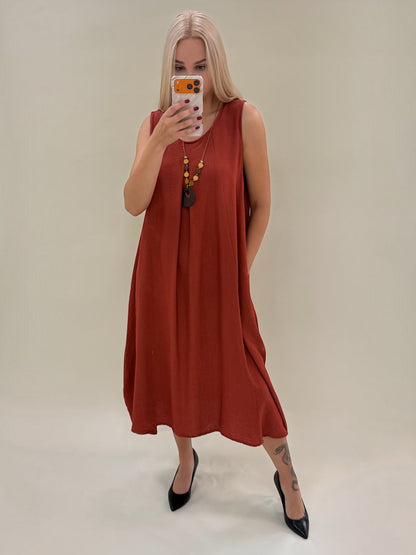 Oranžinė laisvalaikio suknelė su papuošalu