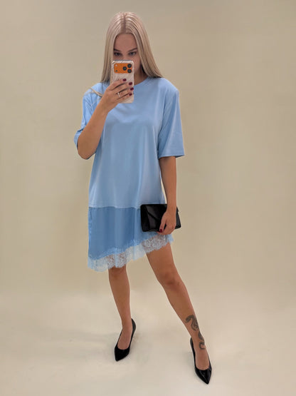 Mėlyna laisvalaikio suknelė su nėrinių detalėmis