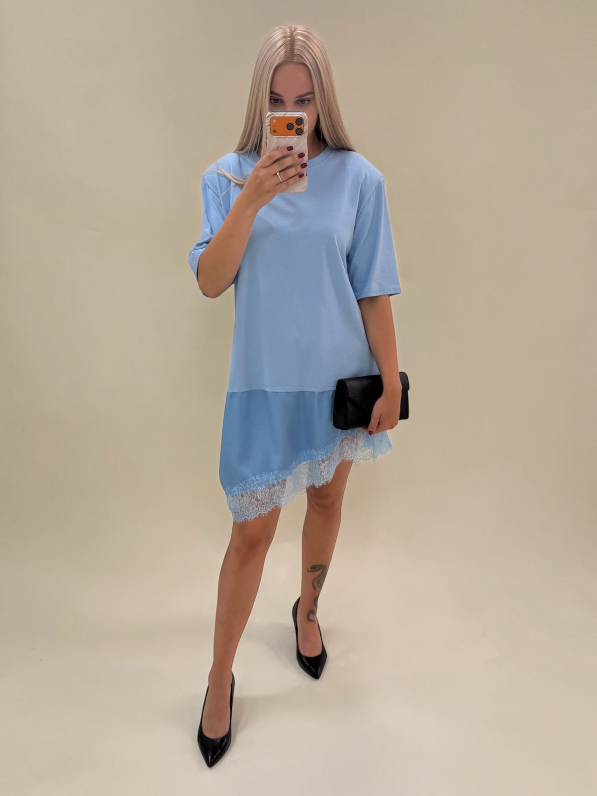Mėlyna laisvalaikio suknelė su nėrinių detalėmis