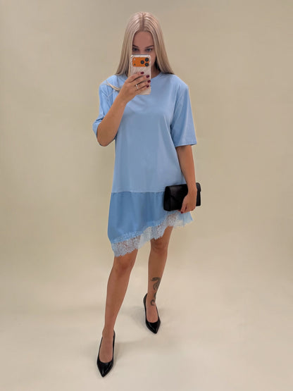 Mėlyna laisvalaikio suknelė su nėrinių detalėmis