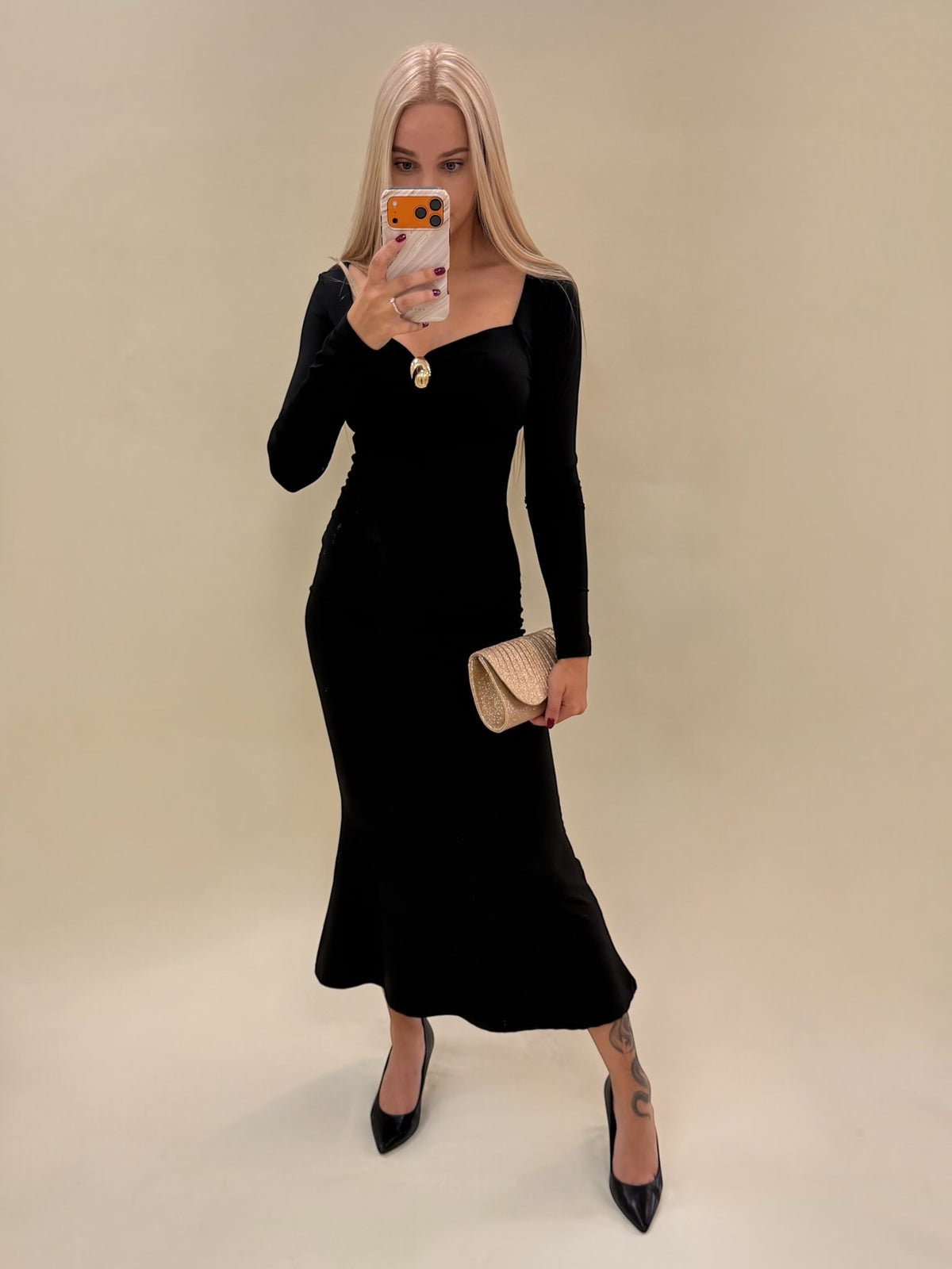 Juoda elegantiška suknelė