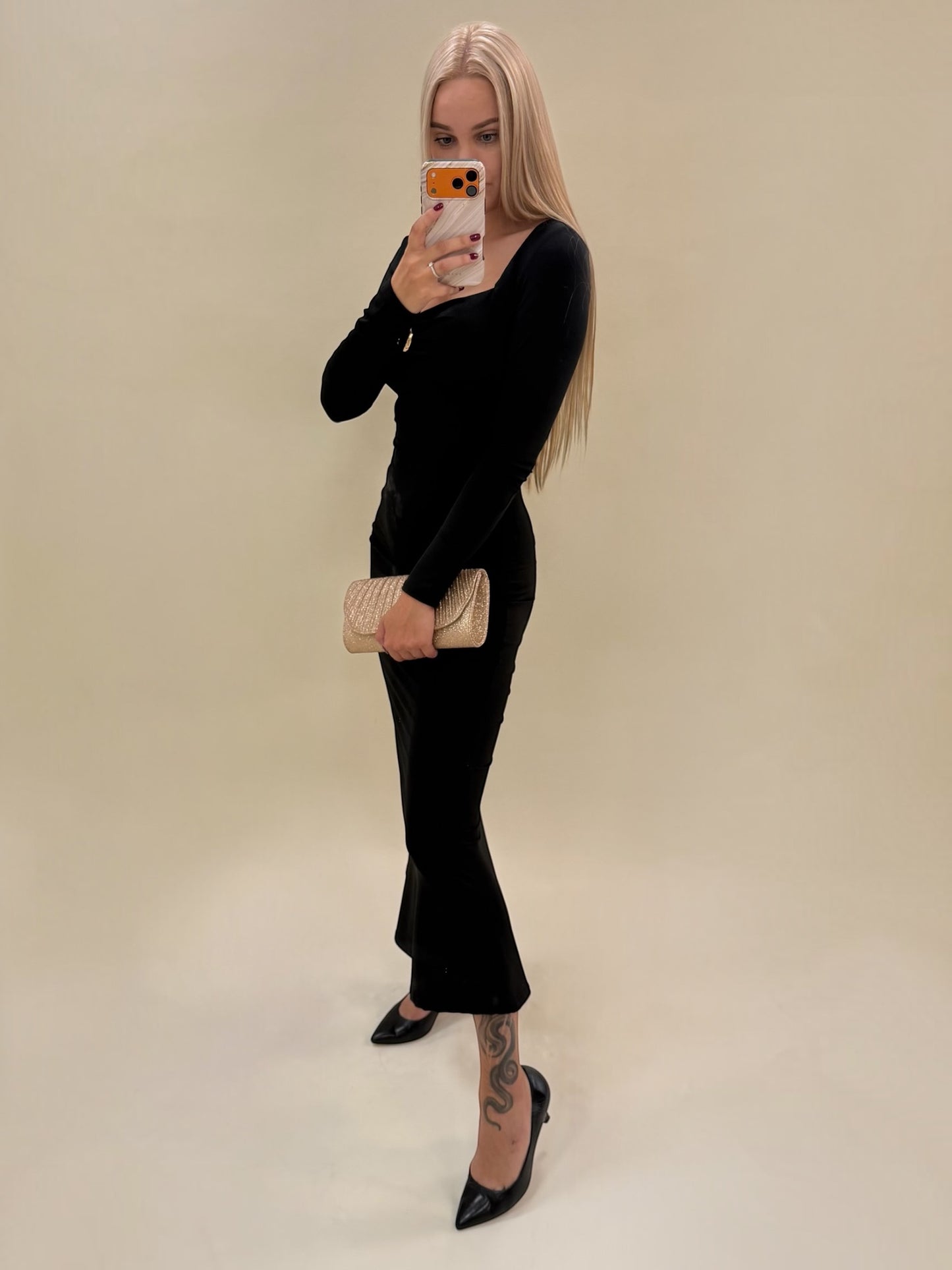 Juoda elegantiška suknelė