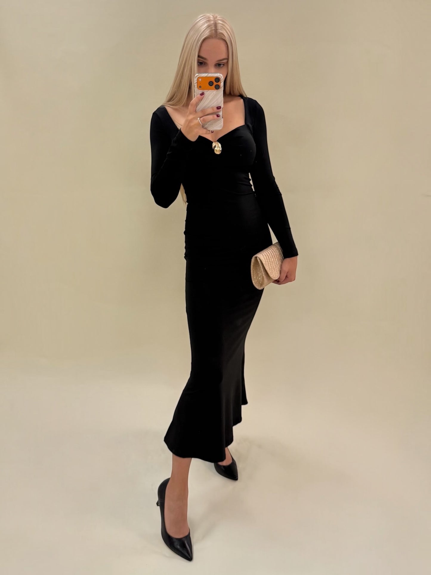 Juoda elegantiška suknelė