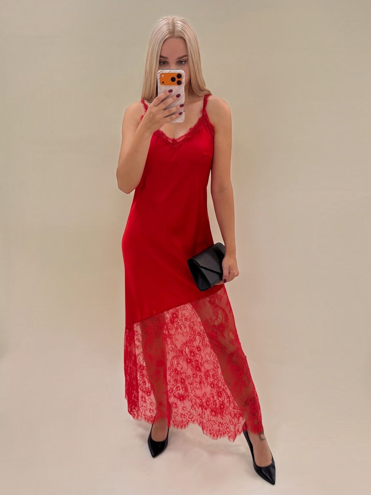 Elegantiška satino tipo suknelė su nėrinių detalėmis