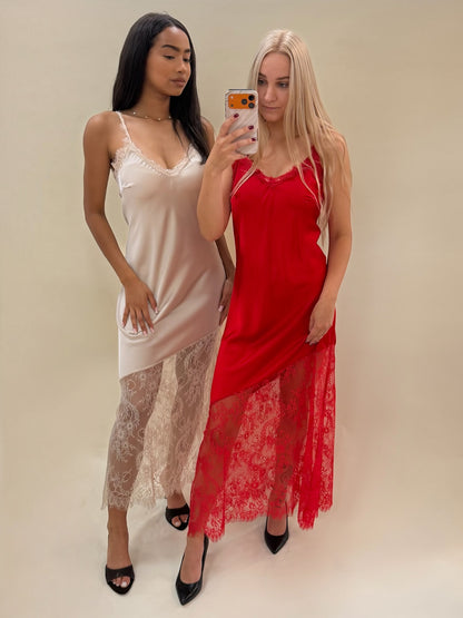 Elegantiška satino tipo suknelė su nėrinių detalėmis