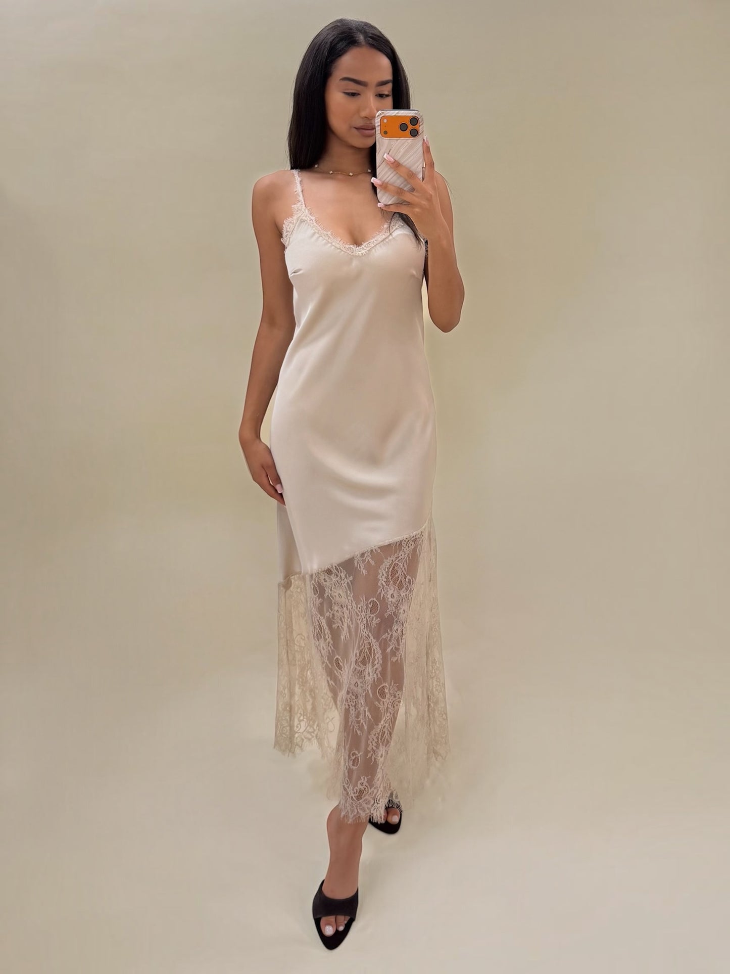 Elegantiška satino tipo suknelė su nėrinių detalėmis
