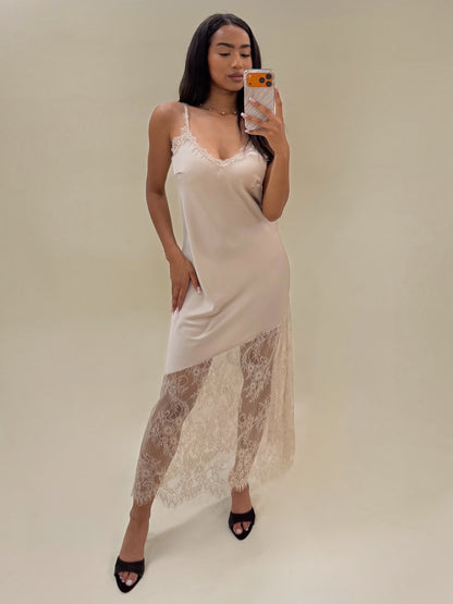 Elegantiška satino tipo suknelė su nėrinių detalėmis