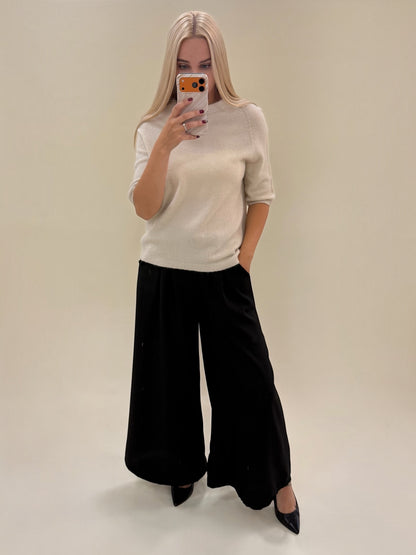 Kreminės spalvos megztukas