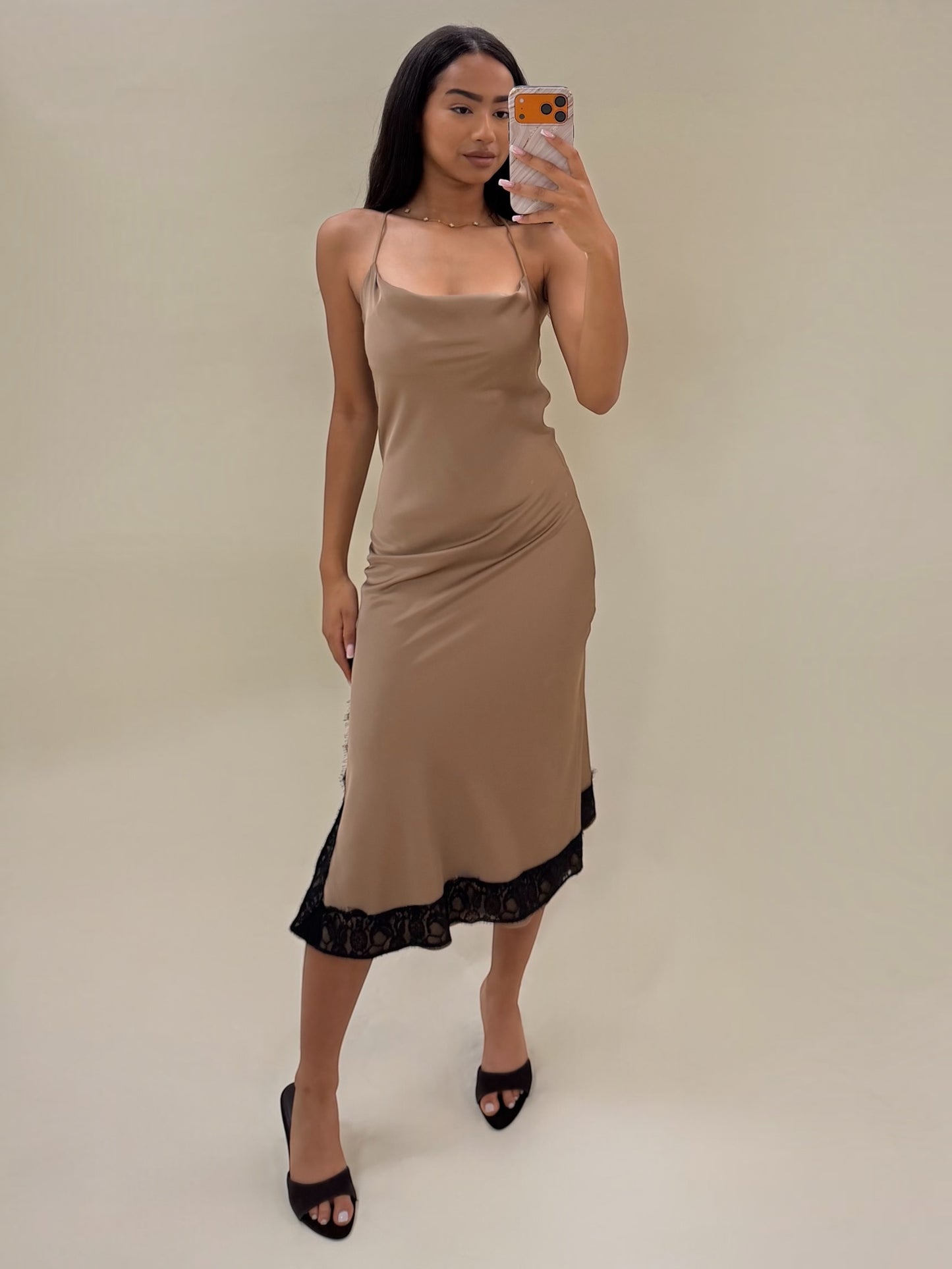 Elegantiška smėlio spalvos satininė suknelė