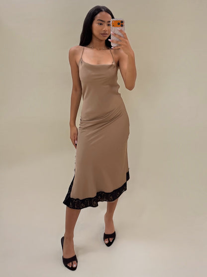 Elegantiška smėlio spalvos satininė suknelė