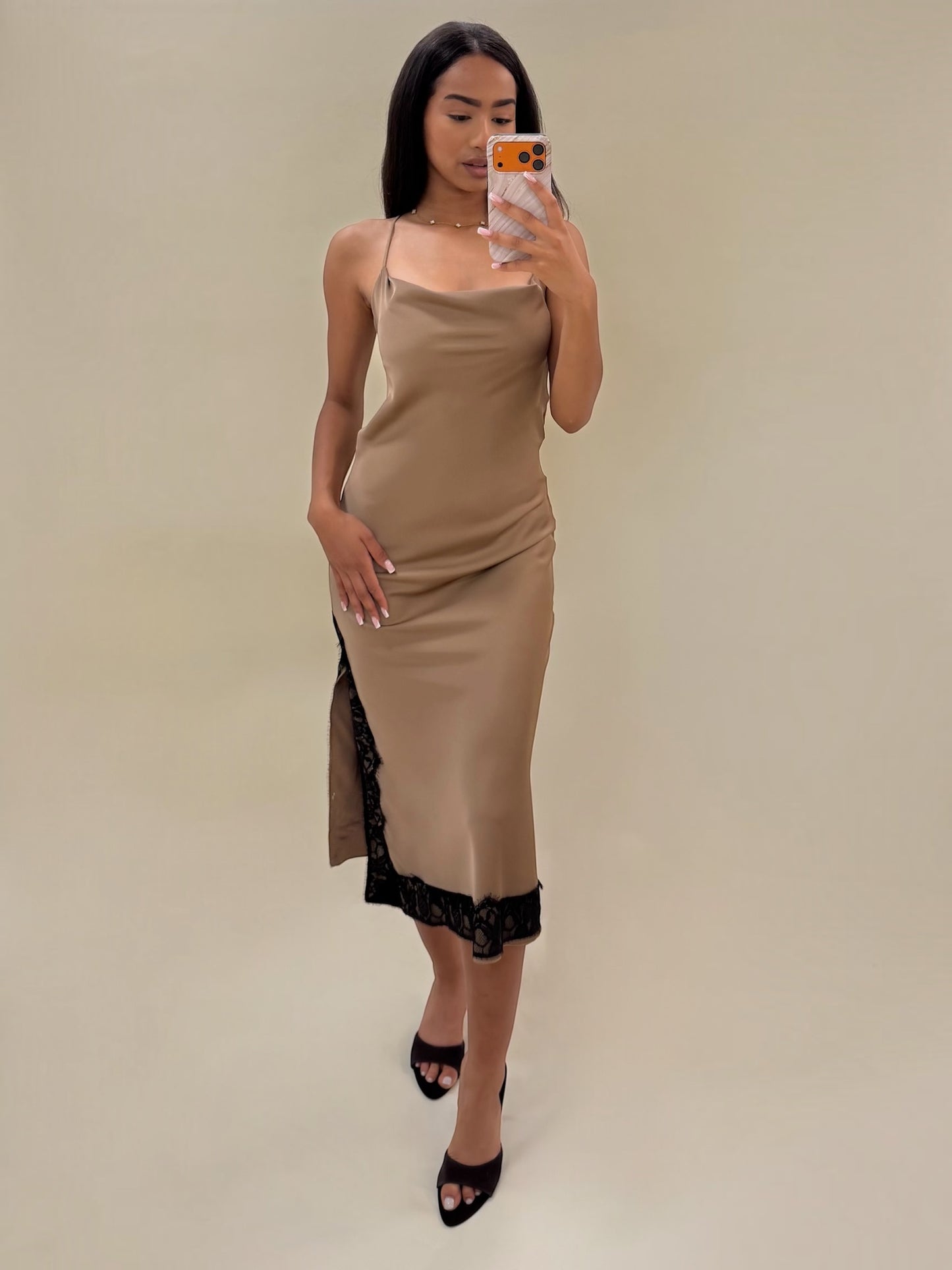 Elegantiška smėlio spalvos satininė suknelė