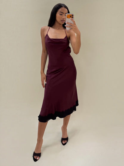 Elegantiška bordo spalvos satininė suknelė