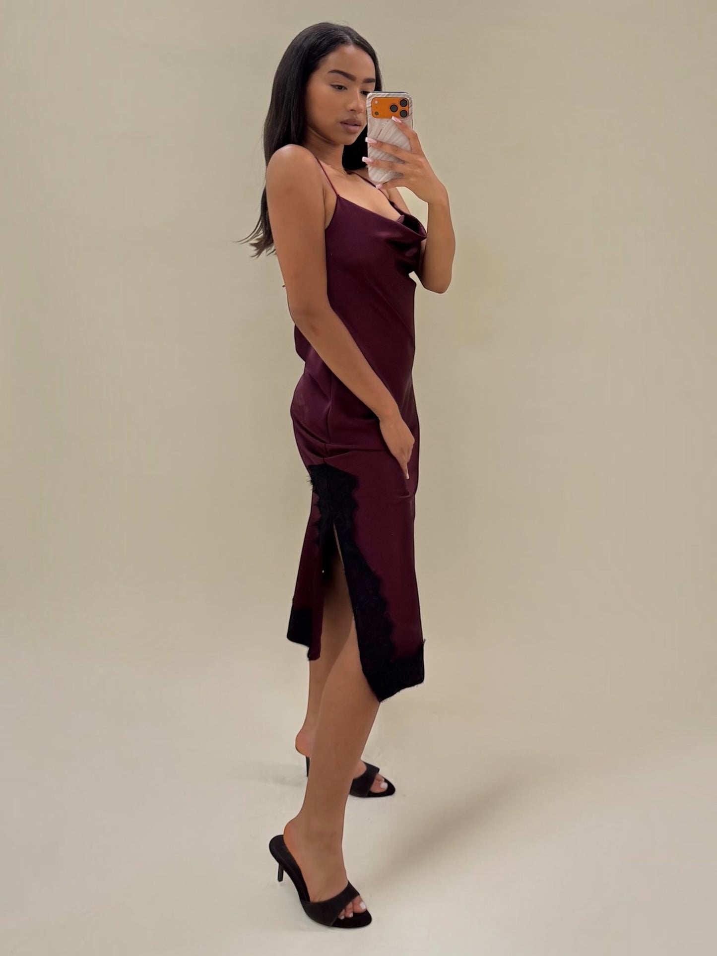 Elegantiška bordo spalvos satininė suknelė
