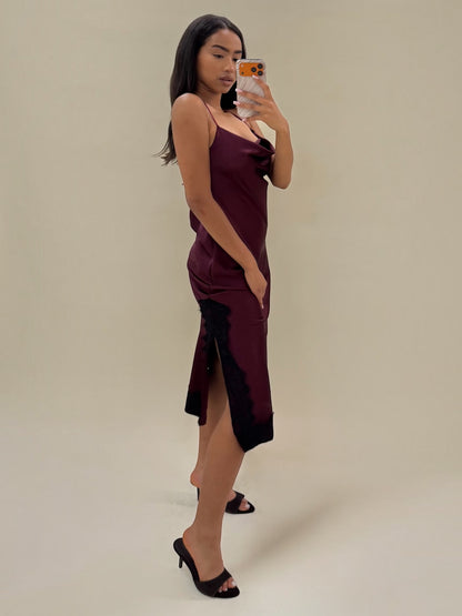 Elegantiška bordo spalvos satininė suknelė