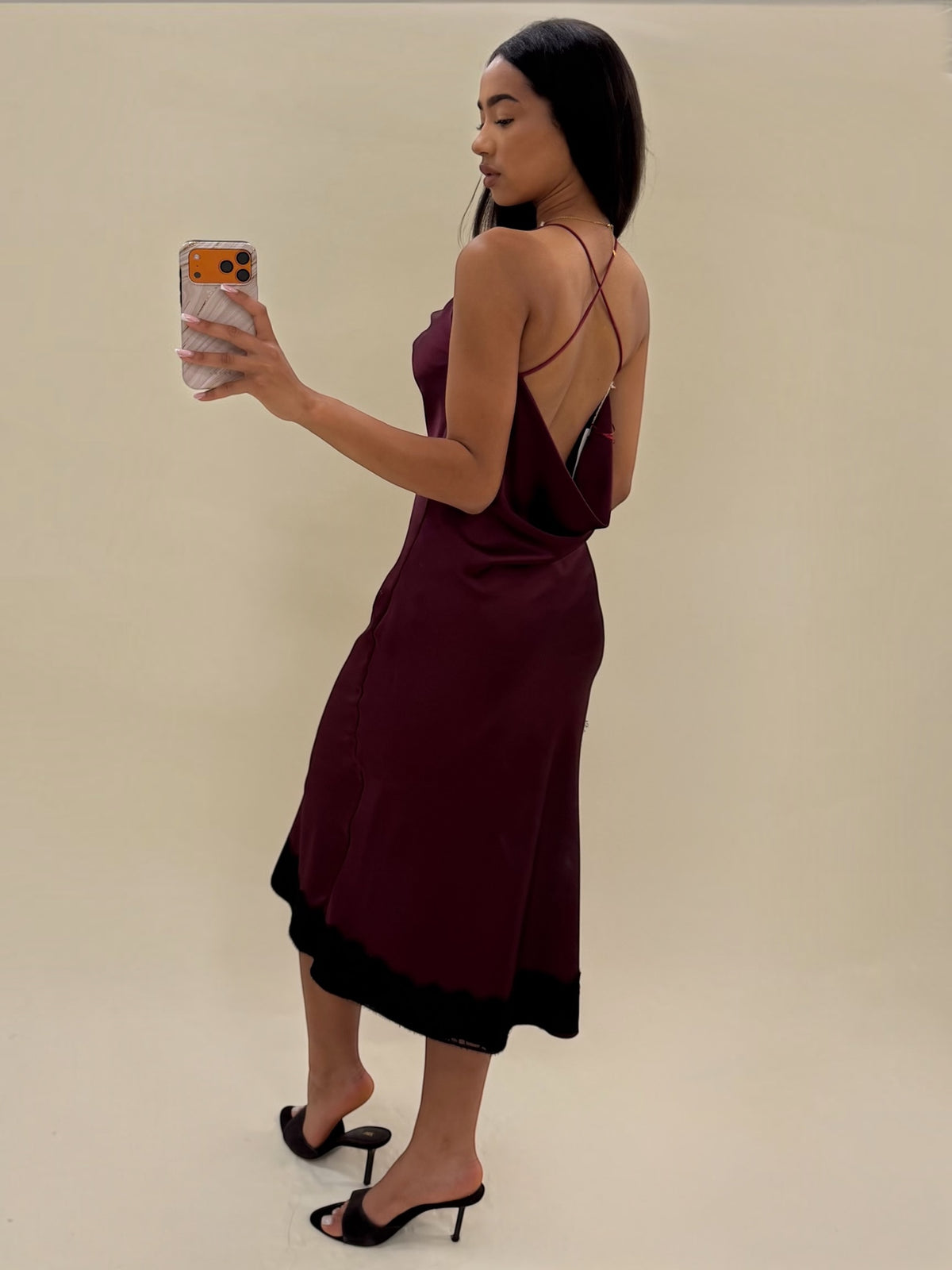 Elegantiška bordo spalvos satininė suknelė