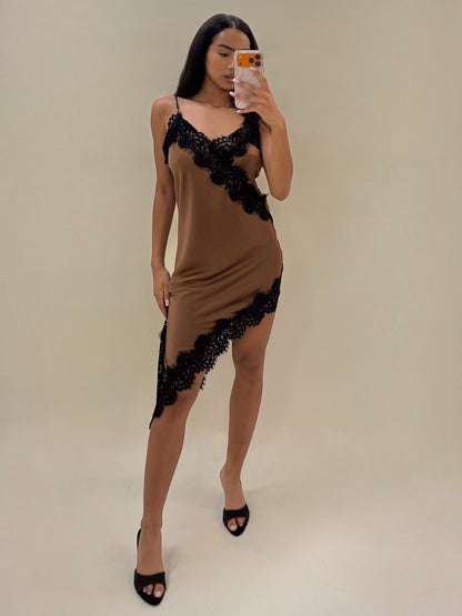 Elegantiška rudos spalvos satininė suknelė