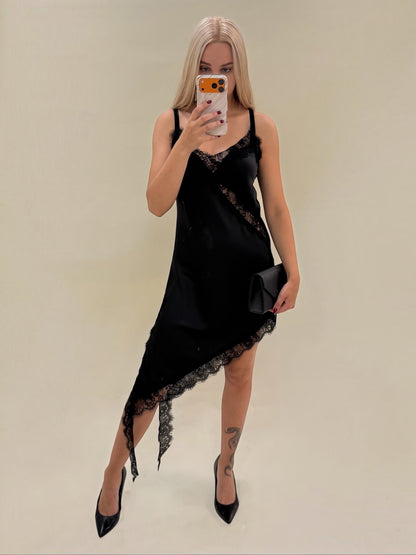 Elegantiška juodos spalvos satininė suknelė