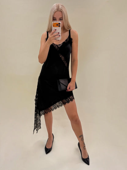 Elegantiška juodos spalvos satininė suknelė