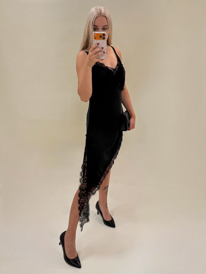 Elegantiška juodos spalvos satininė suknelė