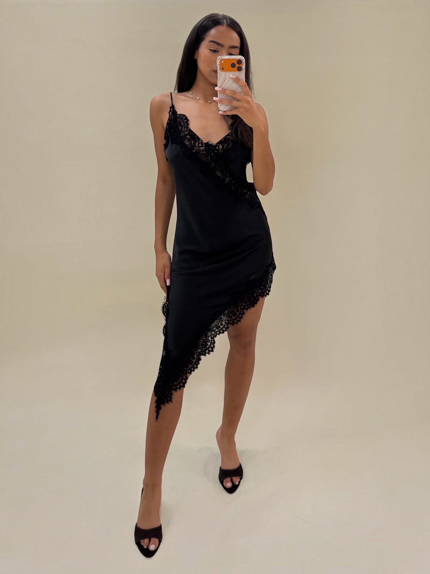 Elegantiška juodos spalvos satininė suknelė