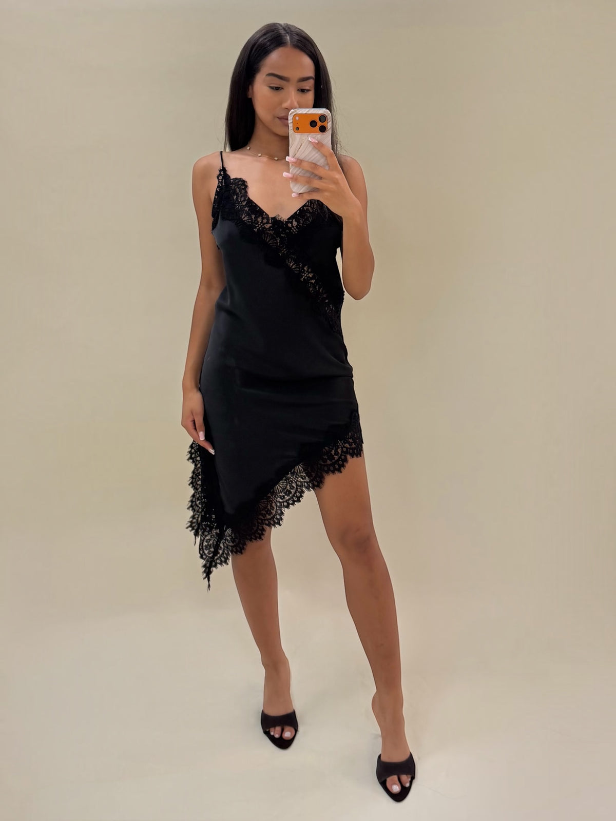 Elegantiška juodos spalvos satininė suknelė