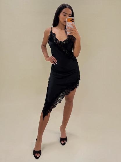 Elegantiška juodos spalvos satininė suknelė