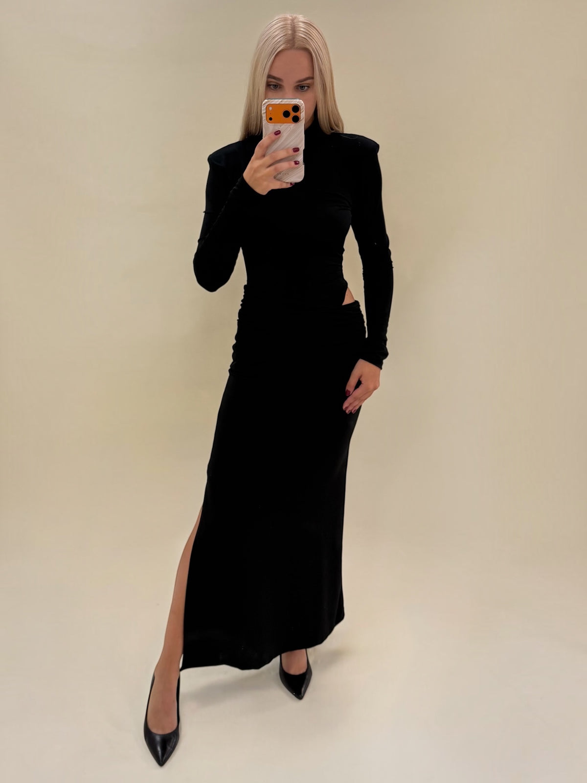 Elegantiška juoda ilga suknelė