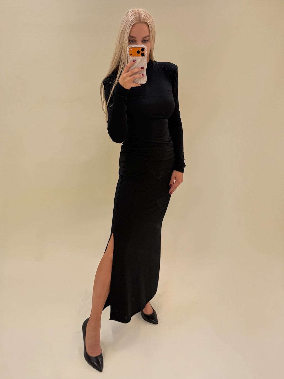 Elegantiška juoda ilga suknelė