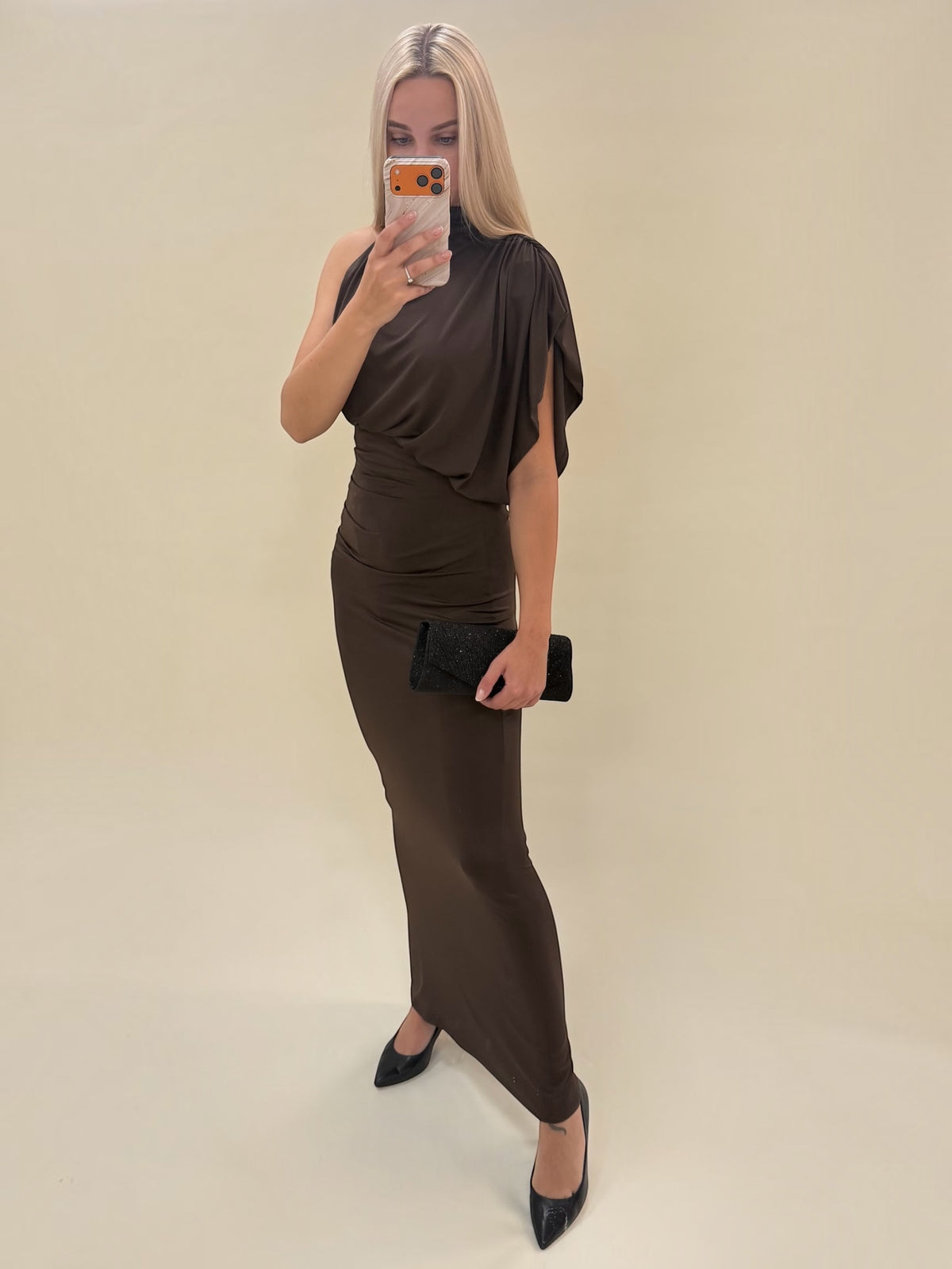 Elegantiška rudos spalvos maxi suknelė