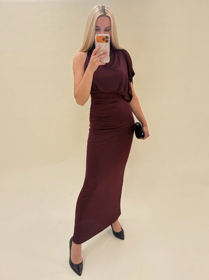 Elegantiška bordo spalvos maxi suknelė